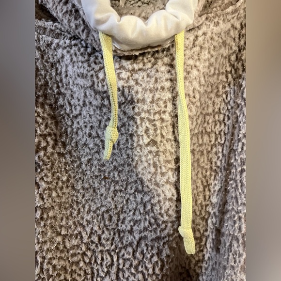 Free People Wild Heart Sherpa Pullover Grey Beige With White Yellow Trim Size M - Picture 3 of 9